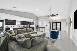 New Luxurious 6BR Villa Near LV Strip w Pool & Spa - Las Vegas - 2