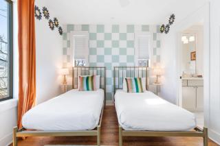 11 Beds 6 full Baths With Rooftop Deck - 4