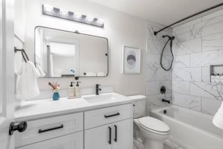 Tastefully Remodeled 4 Bedroom Home with Rainier View - Kirkland - 3