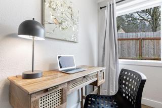 Dog Friendly Cozy Remodeled Shoreline Rambler - 8