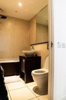 Spacious 2-Bed Shadwell Apartment with Free Parking - Londen - 1