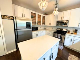 Spacious 4 BDRM Fenced Yard with Garage - 7