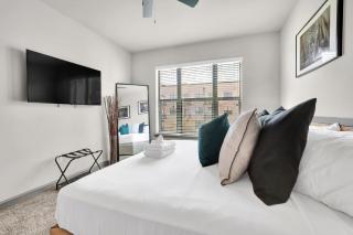 Ebony & Ivory Midtown King Bed - Atlanta - 1