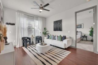 Ebony & Ivory Midtown King Bed - 3