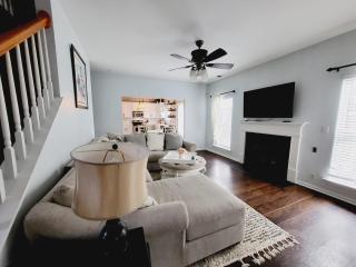 Spacious 4 BDRM Fenced Yard with Garage - 2