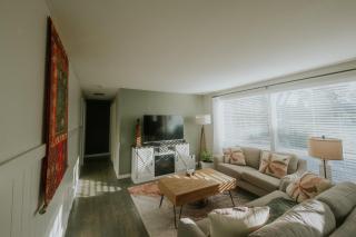 Modern Farmhouse Retreat with Hot Tub, Sauna & Cold Plunge - 8