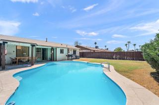 Modern Family Retreat with Large Backyard Pool and BBQ - Phoenix - 9
