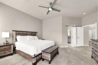 Lux 3BR Oasis Near Strip with Heated Pool and Jacuzzi - 8