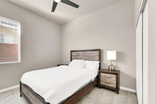 Lux 3BR Oasis Near Strip with Heated Pool and Jacuzzi - Las Vegas - 4