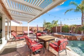 Lux 3BR Oasis Near Strip with Heated Pool and Jacuzzi - 3