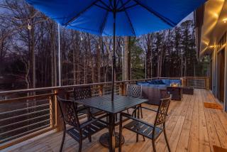 Spacious 4BR Mountain Retreat for 16 in Fairview - Fairview - 1