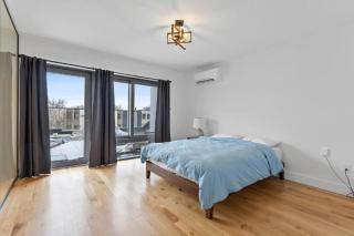 Chic 2BR Top Floor Retreat with Rooftop Near Subway - 9