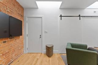 Chic 2BR Top Floor Retreat with Rooftop Near Subway - 1