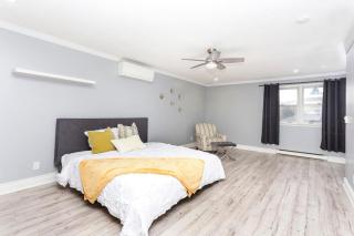 Cozy 3BR Home with Parking, Backyard and Near Transit - Toronto - 1