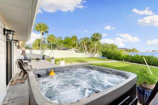 Waterfront home, luxury design, HOT TUB - 9
