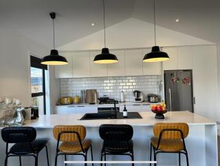 Modern home with SPA - Frankton - 7