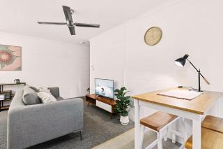 Cairns Retro Studio Charm in Edge Hill - Edge Hill - 3
