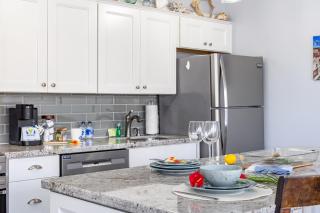Remodeled 1BR Near Waikiki Beach with Free Parking! - Honolulu - 4