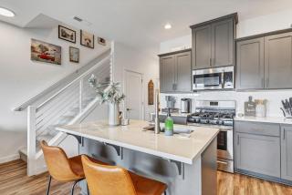 Modern and Bright Townhome with Game Room in S Salem - 8