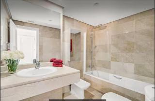 C127 Luxurious Designer Apartment Walk to Puerto Banus - 9