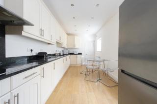 5 Bedroom House in Medway 9 Beds sleeps 12 - Gillingham - 3