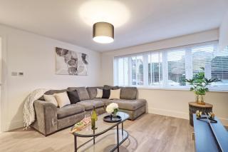 5 Bedroom Braintree House Private Parking - 2