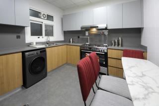 Silk Valley - Luxurious 2b With Sea Views - Sharjah - 3