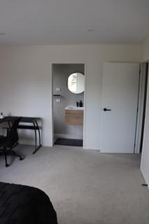 Large Bedroom with Private Bathroom Plus Shared Kitchen and Amenities - Auckland - 8