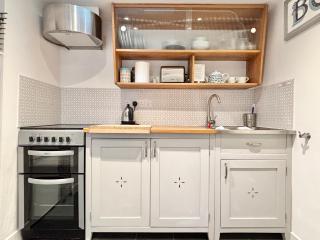 Whirlygig Cottage, near to Penzance Harbour - 4