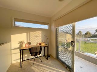 Special offer! Jap-inspired stay with Lakeside view Room OR Entire House - Berwick - 3