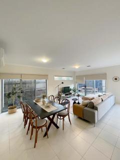 Special offer! Jap-inspired stay with Lakeside view Room OR Entire House - Berwick - 1