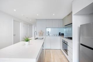 Stunning Apt with Water Views at marina square - 9