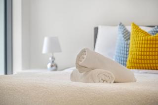 Stunning Apt with Water Views at marina square - 3