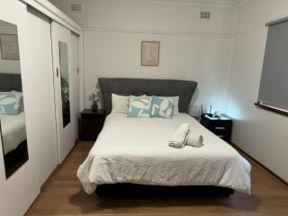 Spacious 2 bedroom family house in seven hills - Free Parking - Toongabbie West - 4