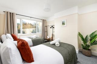 Long Stays-4bed house-Parking-By FabAccommodation - 8