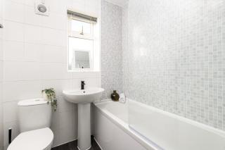 Long Stays-4bed house-Parking-By FabAccommodation - 4