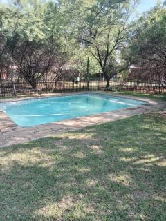 Break-a-way Log House - 2