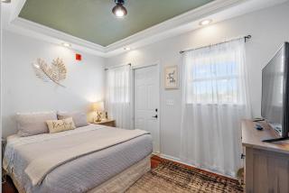 Sunshine-Shopping-Dining In the heart of Downtown - 9