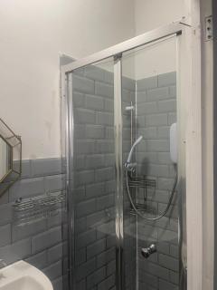 MUGHAL HOUSE GROUND FLOOR PRIVATE 2Bed APARTMENT & FREE PARKING - Goodmayes - 1