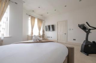 Luxurious 8 Bedroom Chigwell Mansion with Event hall and Cinema - Chigwell - 4