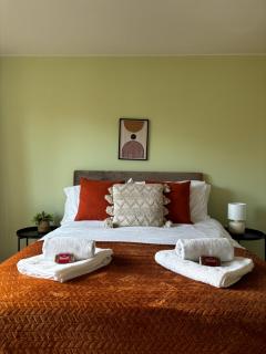 Spacious 8-Bedroom Contractor House, Birmingham, Excellent Links to M5, M6 & A38 - 1