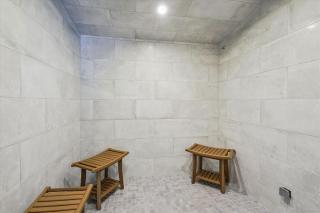 Woods V17 2-Bed & Loft with Fireplace, whirlpool tub, and sports center - 1