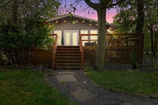 COZY COTTAGE Spacious 4Bdrm 2Bth, Hot Tub, Game Movie Room, Firepit, Arcades, Backyard Playground, 2 Min Walk To Pool, Lake, Beach, Basketball, Minigolf and Tennis - 7