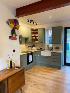 2BR Home, 5 MIN to Ealing Hospital, FREE Parking, Sleeps 7 - Hanwell - 0