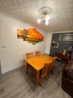 Newly decorated 4 bed home - 9