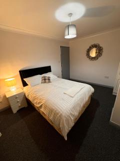 Newly decorated 4 bed home - Rainham - 8