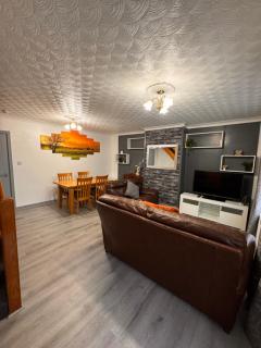 Newly decorated 4 bed home - 6