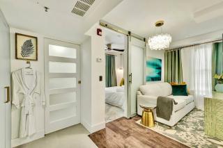 Slice of Paradise Steps to the Beach- California King Bedroom and Sofa Bed - Miami Beach - 0