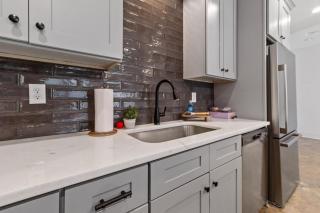 Basin House 2 King Beds 70in TV Fast WiFi - 9