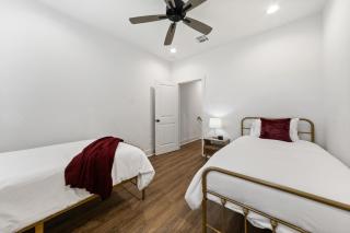 Basin House 2 King Beds 70in TV Fast WiFi - 4